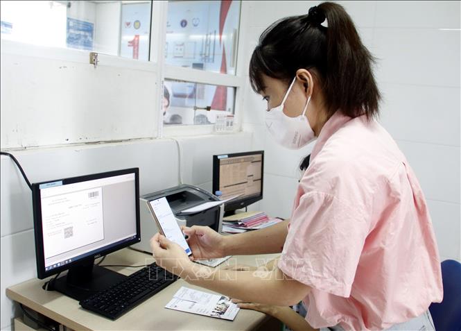 Người bệnh thực hiện thanh toán viện phí không dùng tiền mặt. (Ảnh: Đồng Thúy/TTXVN)